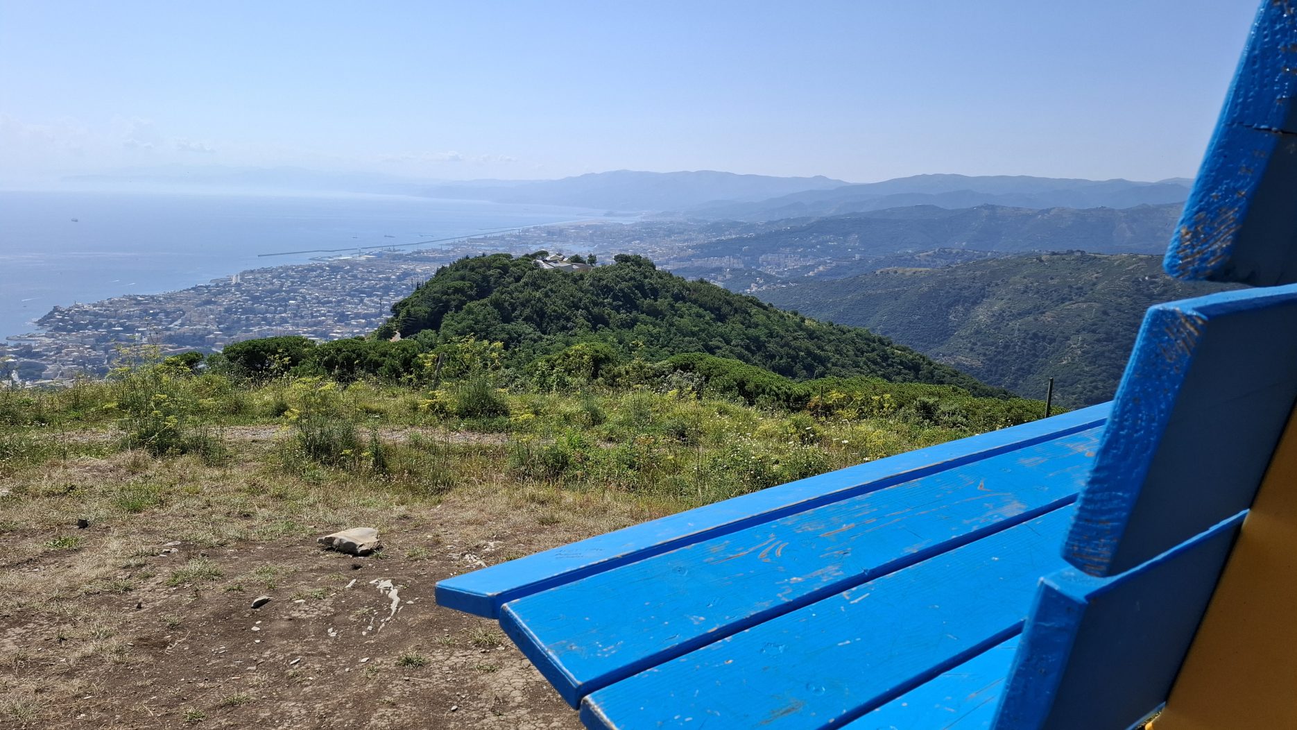 Tra due chiese – la Panchina Gigante del Monte Fasce